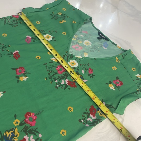 Express Women's Green Floral Cuffed Sleeve V Neck Blouse - Picture 7 of 7